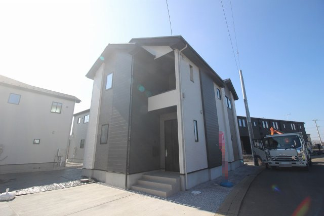 小山市城西　2期　1号棟の外観|モノトーンで統一されたスタイリッシュな外観が魅力の新築住宅です！玄関まわりに奥行きがあり、落ち着いた印象を与えるデザインです。