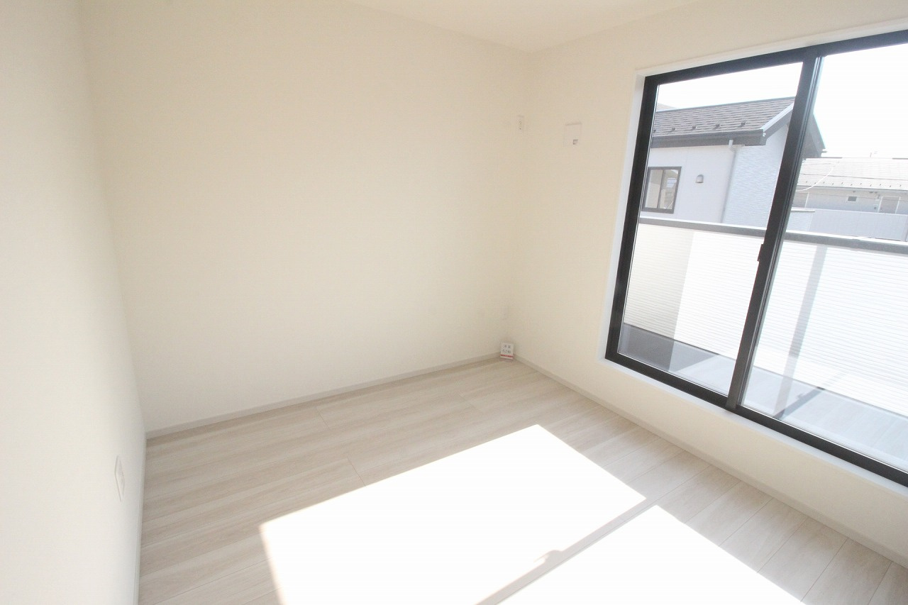 小山市城西　2期　1号棟の洋室|2階南側5.2帖の洋室は、大きな窓からたっぷりの陽光が差し込む明るい空間！心地よい日差しの中で快適に過ごせます。