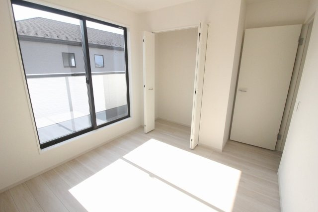 小山市城西　2期　1号棟の洋室|南向きの窓で開放感のあるお部屋！クローゼット付きで収納力もあり、子ども部屋や書斎としても使いやすいです。