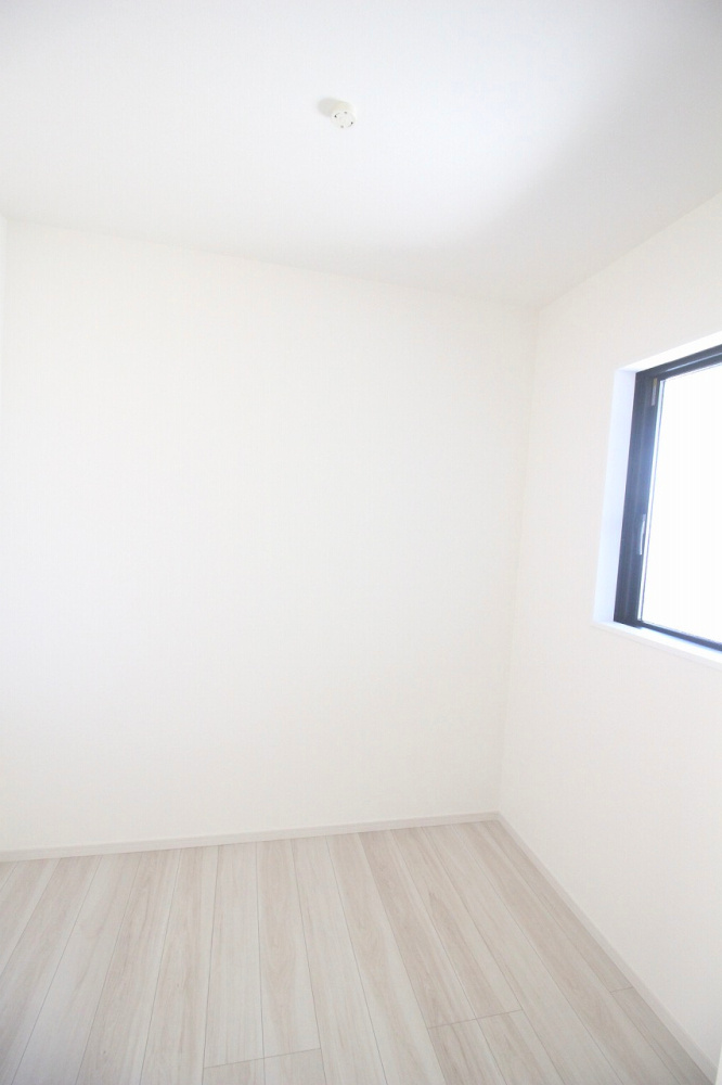 小山市城西　2期　1号棟の収納|2階フリースペースはトップライト付きで明るく開放的！収納や書斎、室内干しスペースなど多目的に活用できます。