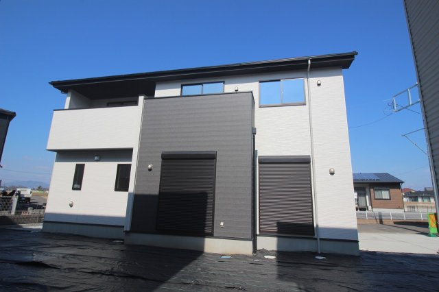 小山市城西　2期　1号棟の外観|アクセント外壁が映える洗練された外観です！バルコニー付きで開放感があり、陽当たりにも恵まれた明るい住まいです。