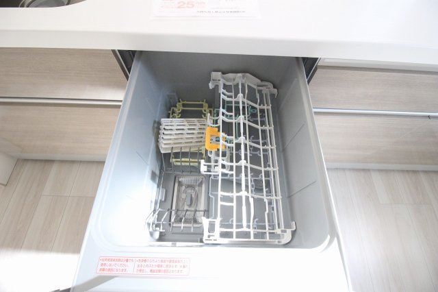 小山市城西　2期　1号棟のキッチン|ビルトイン食洗機付きで毎日の家事負担を軽減できます！手洗いの手間を減らし、忙しいご家庭にも嬉しい便利な設備です。