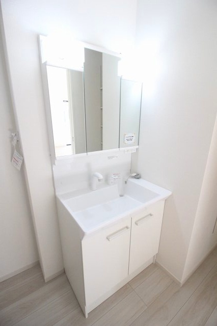 小山市城西　2期　1号棟の独立洗面台|三面鏡付きの洗面化粧台は収納も豊富で、洗面まわりをすっきり保てます！使いやすい設計で忙しい朝の身支度も快適です。