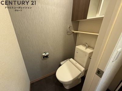収納スペースありのトイレです。