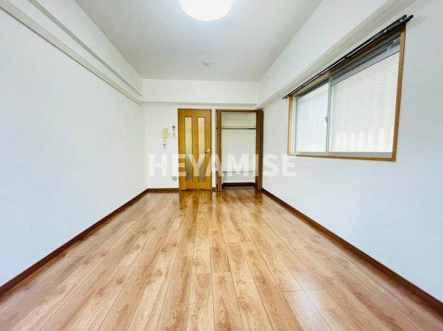 サンパール光町の居間・リビング|※類似間取りの別のお部屋の写真です※側面の窓はありません