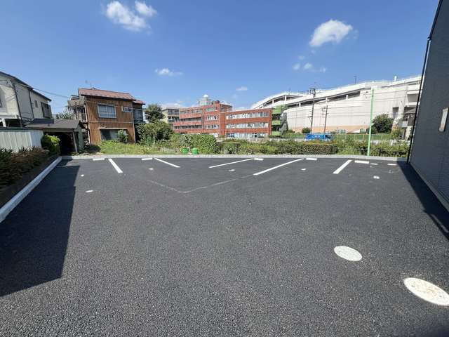 町田市三輪町のテラスの駐車場