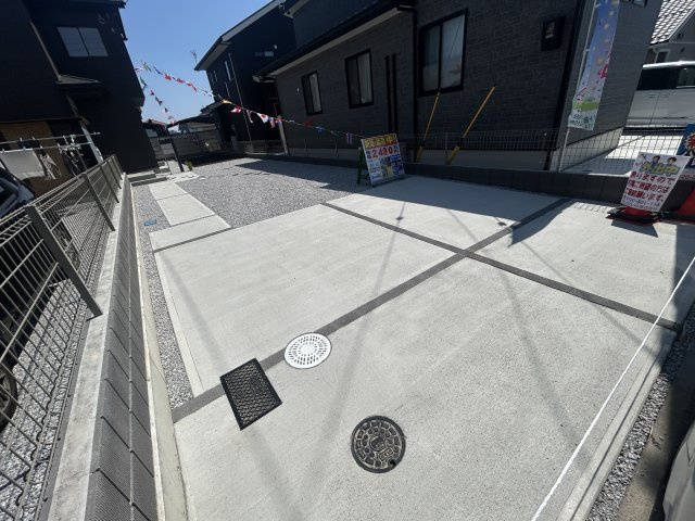 新築　太田市亀岡町　Blooming　Garden　１号棟の駐車場|現地写真　駐車スペースは並列2台分+1台可能です！
