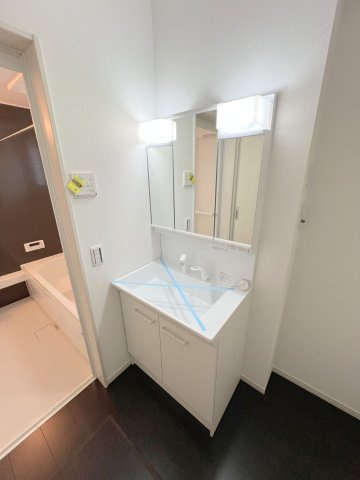 福生市熊川　新築戸建全3棟の独立洗面台|毎朝の身支度を整えるのに便利な三面鏡洗面台。メイクやヘアセット時に左右のバランスを同時に確認できるので、とても便利になっています♪