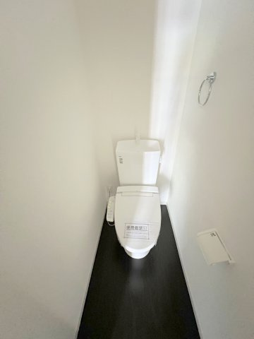 福生市熊川　新築戸建全3棟のトイレ|1階トイレには快適な温水洗浄便座付