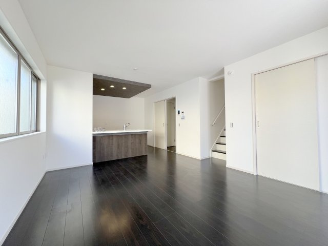 福生市熊川　新築戸建全3棟の居間・リビング|ご家族みんながゆったりくつろげる広々LDK