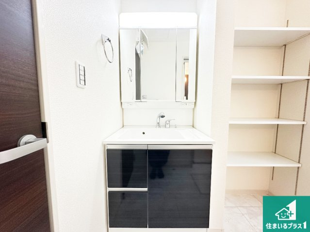 ●桜井市大豆越　第7期　新築一戸建ての独立洗面台|清潔感のある洗面台です。フラットな鏡は掃除がしやすく毎日清潔！鏡裏には収納があるのでスッキリとした洗面台が保てます。