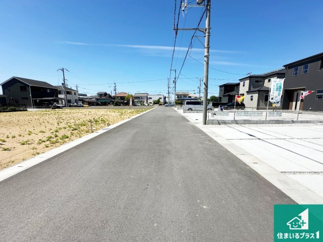 ●桜井市大豆越　第7期　新築一戸建ての前面道路含む現地写真|周辺は閑静な住宅街！前面道路広々で車の出し入れも便利です。駐車が苦手な方でも安心して車庫入れできます！