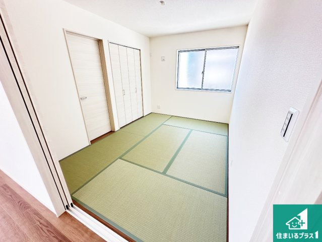 ●桜井市大豆越　第7期　新築一戸建ての和室|一室あると便利な和室は客間としてだけでなく、小さなお子様のプレイルームや食後のくつろぎスペースとしてもご利用いただけます。収納もついていますので大活躍間違いなし！