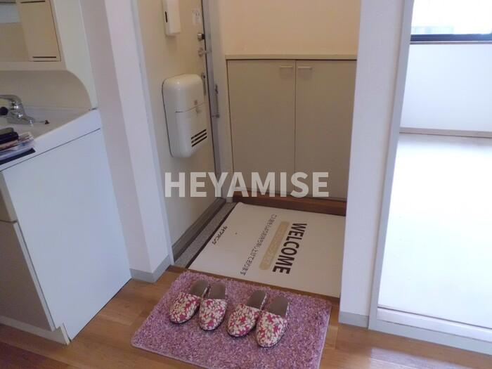 オレンジハウス B棟の玄関