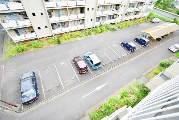 ビレッジハウス三田3号棟の駐車場|駐車場に車を止められます