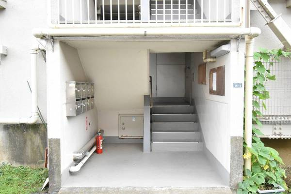 ビレッジハウス三田3号棟のエントランス|毎日通るエントランスはこのようになっています