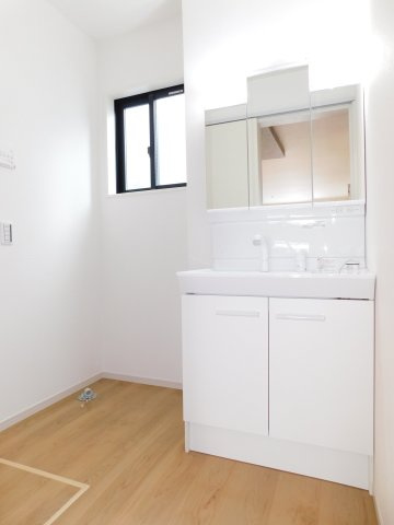 名古屋市瑞穂区萩山町２丁目の新築一戸建の独立洗面台|◇洗面脱衣室◇　　広い洗面室！　三面鏡シャンプードレッサー♪