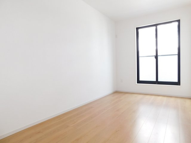 名古屋市瑞穂区萩山町２丁目の新築一戸建の洋室|◇洋室◇　　明るい洋室５．６帖　収納完備！　バルコニー利用可♪