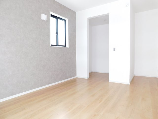 名古屋市瑞穂区萩山町２丁目の新築一戸建の洋室|◇洋室◇　　明るい洋室６．７帖　ウォークインクローゼット完備！