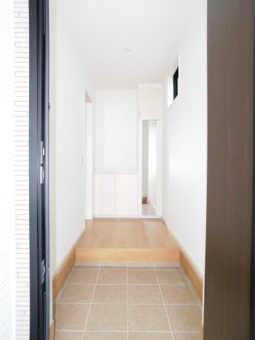 名古屋市瑞穂区萩山町２丁目の新築一戸建の玄関|◇玄関収納◇　　家族の履物がしっかり収納できるミラー付玄関収納♪　