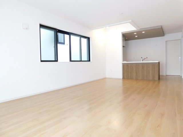 名古屋市瑞穂区萩山町２丁目の新築一戸建の居間・リビング|◇リビング◇　　明るく広いリビング１９．０帖　おしゃれな折下天井のフラットキッチン♪