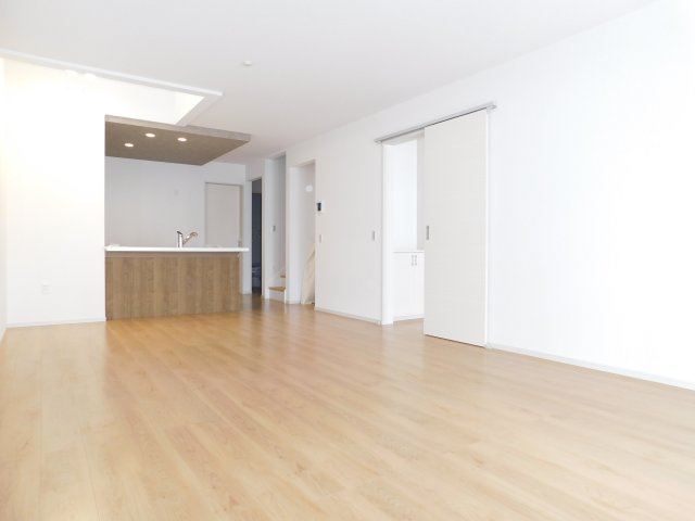 名古屋市瑞穂区萩山町２丁目の新築一戸建の居間・リビング|◇リビング◇　　明るく広いリビング１９．０帖　開放的な空間を演出する吹抜のあるリビング♪