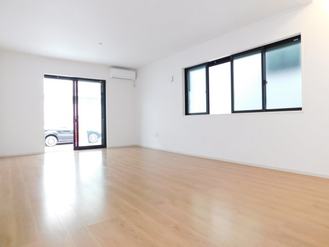 名古屋市瑞穂区萩山町２丁目の新築一戸建の居間・リビング|◇リビング◇　　明るく広いリビング１９．０帖　インテリアが映えるワイドリビング♪