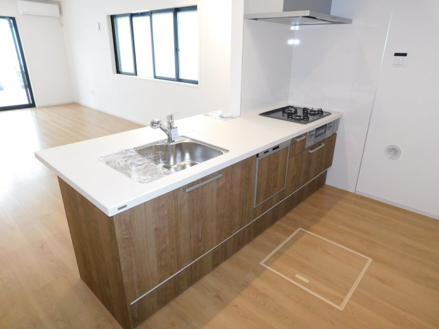 名古屋市瑞穂区萩山町２丁目の新築一戸建のキッチン|◇キッチン◇　　人気の対面式・人造大理石カウンターキッチン・食洗機・浄水器一体型水栓・静音仕様シンク・薄型換気扇・Ｓｉセンサーコンロ（３口）