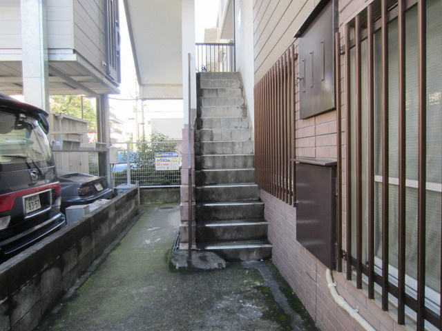 長岡マンションのロビー|階段周辺はゆったりとしたスペースがあります。