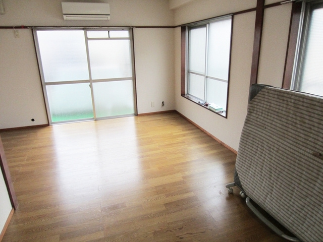 長岡マンションの居間・リビング