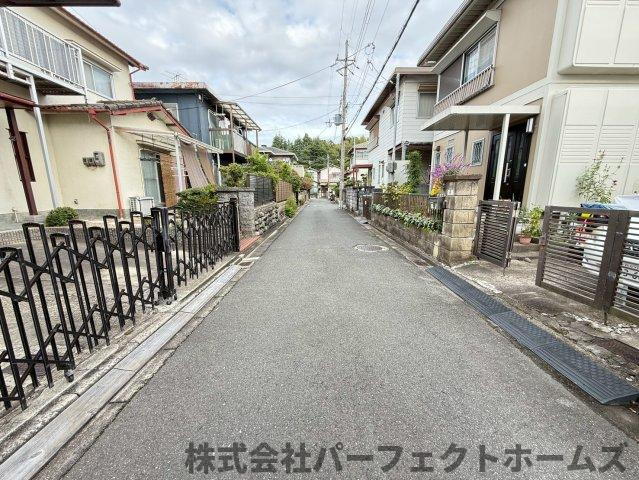 枚方市氷室台１丁目　中古戸建の前面道路含む現地写真|前面道路含む現地写真です