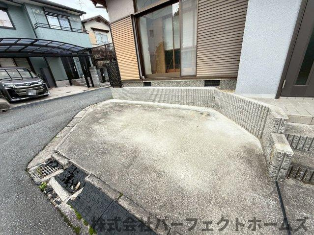 氷室台1丁目戸建の駐車場|車をお持ちの方に嬉しい駐車場付きの物件です