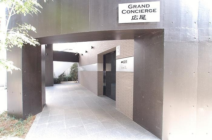 グランドコンシェルジュ広尾のエントランス|ゆとりのあるエントランスです