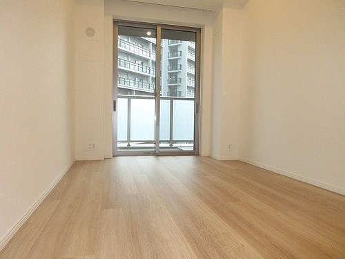 ＨＡＲＵＭＩ　ＦＬＡＧ　ＳＵＮ　ＶＩＬＬＡＧＥ　Ｔ棟の居間・リビング|洋室7.0帖