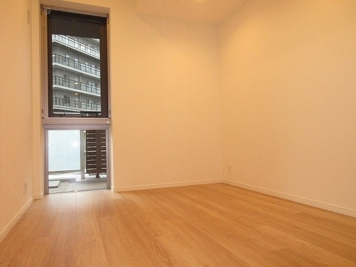 ＨＡＲＵＭＩ　ＦＬＡＧ　ＳＵＮ　ＶＩＬＬＡＧＥ　Ｔ棟の居間・リビング|洋室4.5帖