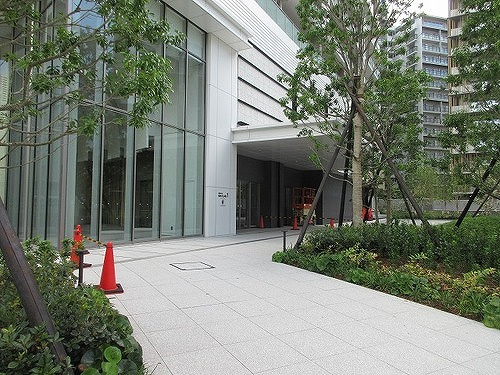 ＨＡＲＵＭＩ　ＦＬＡＧ　ＳＵＮ　ＶＩＬＬＡＧＥ　Ｔ棟の外観|エントランスアプローチ