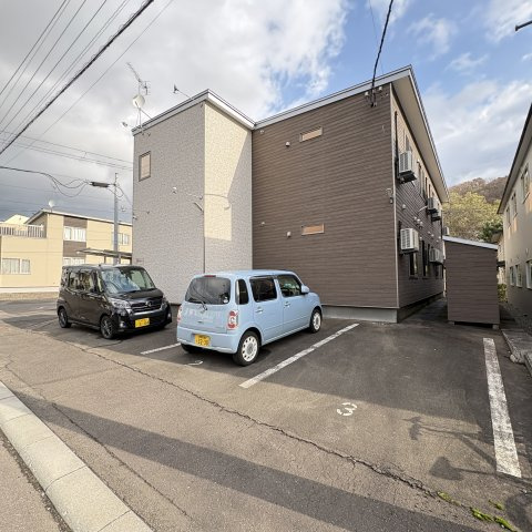 シャンブレット高砂の駐車場