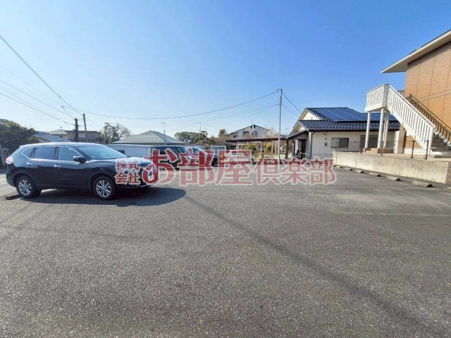 ガーデンヒルズ荒木の駐車場|駐車場があるので、車を買う予定の方も安心です