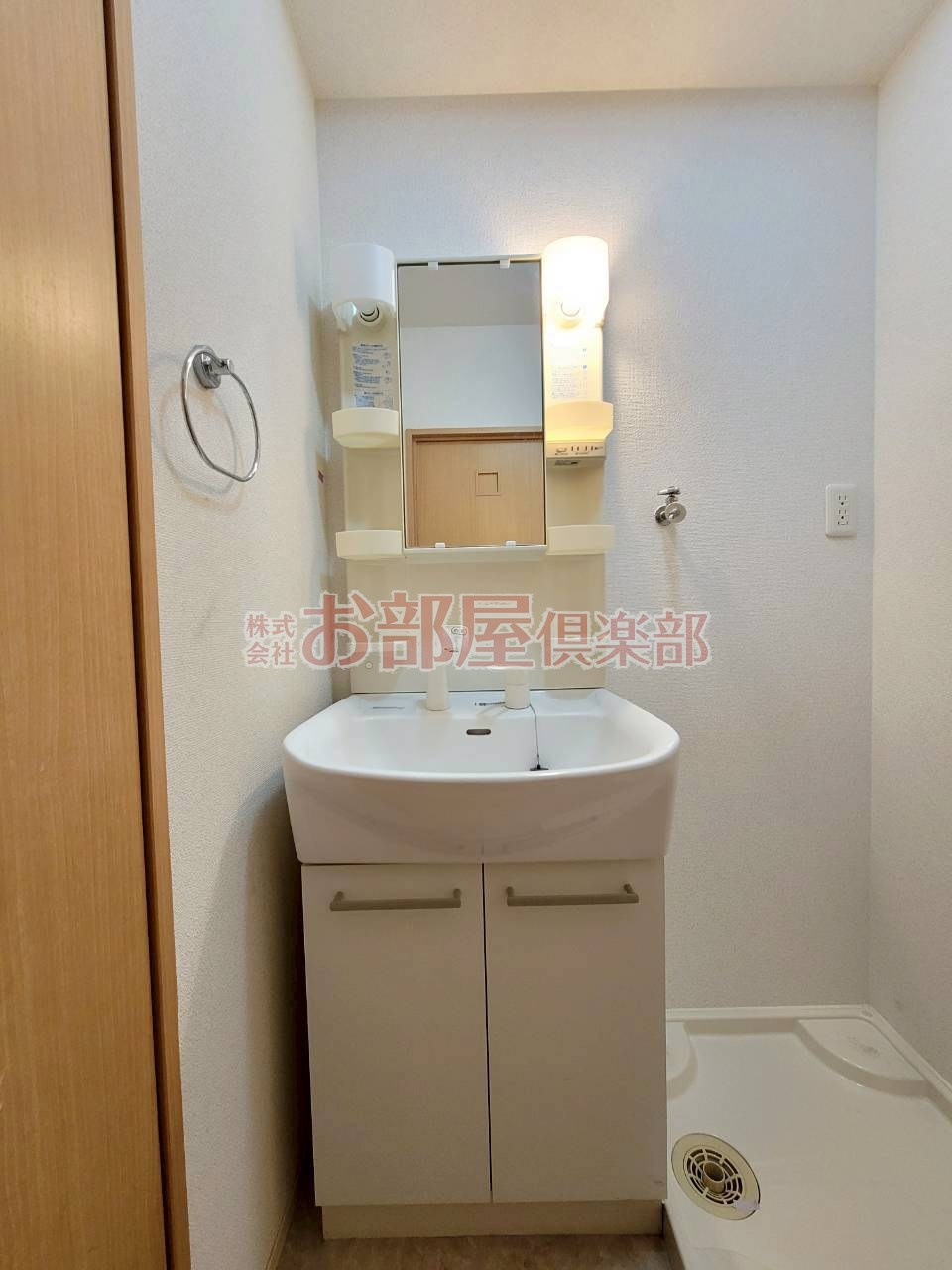 ガーデンヒルズ荒木の洗面所|明るい洗面所です