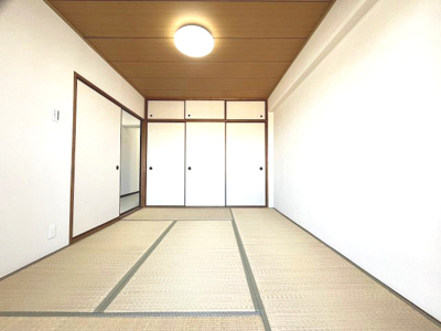 【和室】 | パロスみよし町 | フローリングの床に比べて柔らかく転んでも痛くなりにくいのでお子様の遊び場としてご利用いただけるだけでなく、遊び時間からお昼寝時間への動線がスムーズになります♪