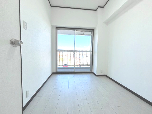 パロスみよし町の洋室|コンパクトなお部屋ですがバルコニーに面しており採光面も◎