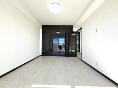 【洋室】 | パロスみよし町 | シンプルな内装はお好みの家具を配置しやすくインテリアの可能性を広げます。収納力に優れたクローゼットを活用すれば趣味や仕事に集中できる落ち着いた空間づくりが可能です。