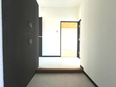 【玄関】 | パロスみよし町 | 収納が完備されているのでご家族の靴がスッキリ片付きます。
家の顔となる部分なので綺麗な状態でお客様を迎えられるのは嬉しい要素です♪