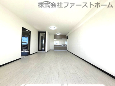 【居間・リビング】 | パロスみよし町 | 白い壁は光を反射し部屋を明るく見せます。どんな色とも合わせやすいのでインテリアのコーディネートの幅も広がります。