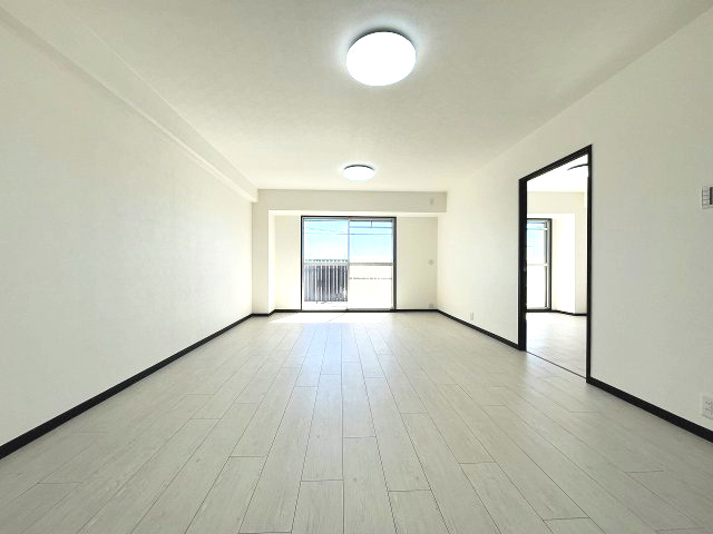 パロスみよし町の居間・リビング|落ち着いた色合いのフローリングとどんなインテリアにも合わせやすいシンプルな壁面。お好みの家具を置いてあなただけの理想の空間がつくれます。