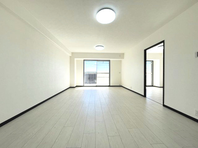 【居間・リビング】 | パロスみよし町 | 落ち着いた色合いのフローリングとどんなインテリアにも合わせやすいシンプルな壁面。お好みの家具を置いてあなただけの理想の空間がつくれます。