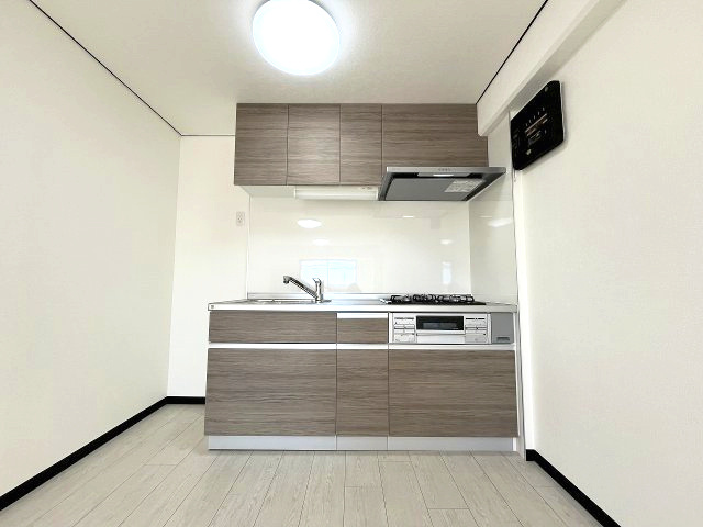 パロスみよし町のキッチン|大きいシンクでは食器もストレスなく洗え、3口コンロでは要領よくお料理も可能です！