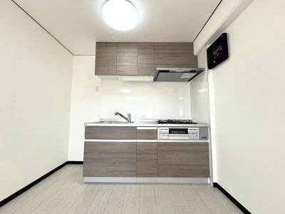 【キッチン】 | パロスみよし町 | 大きいシンクでは食器もストレスなく洗え、3口コンロでは要領よくお料理も可能です！