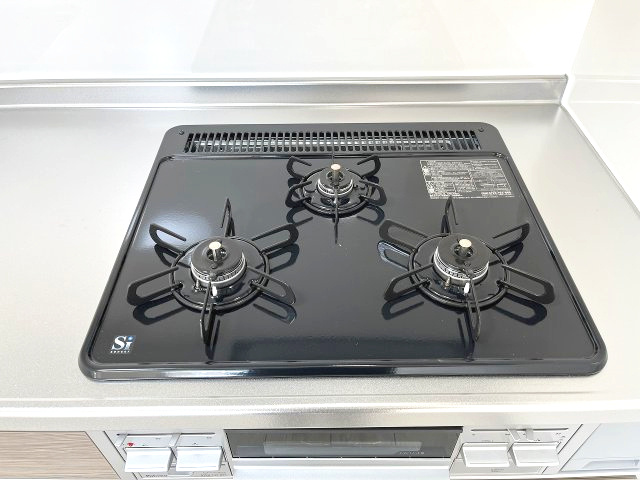 パロスみよし町のキッチン|3口コンロ付なのでお料理がはかどります！煮込み料理などお時間の掛かる料理をしながら他の料理も作れるので料理時間の短縮にもなりますね♪