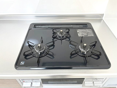 【キッチン】 | パロスみよし町 | 3口コンロ付なのでお料理がはかどります！煮込み料理などお時間の掛かる料理をしながら他の料理も作れるので料理時間の短縮にもなりますね♪